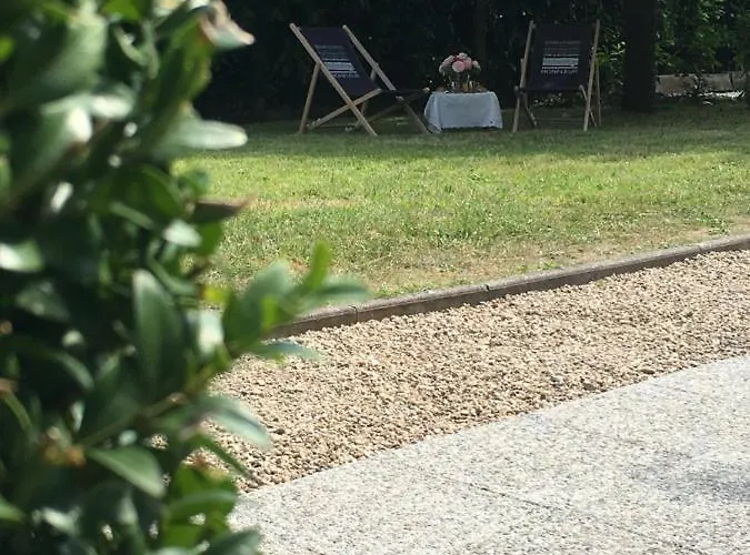 Les Pommiers לינה וארוחת בוקר