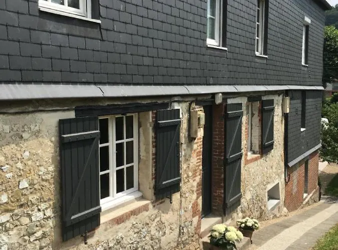 לינה וארוחת בוקר Les Pommiers 3*